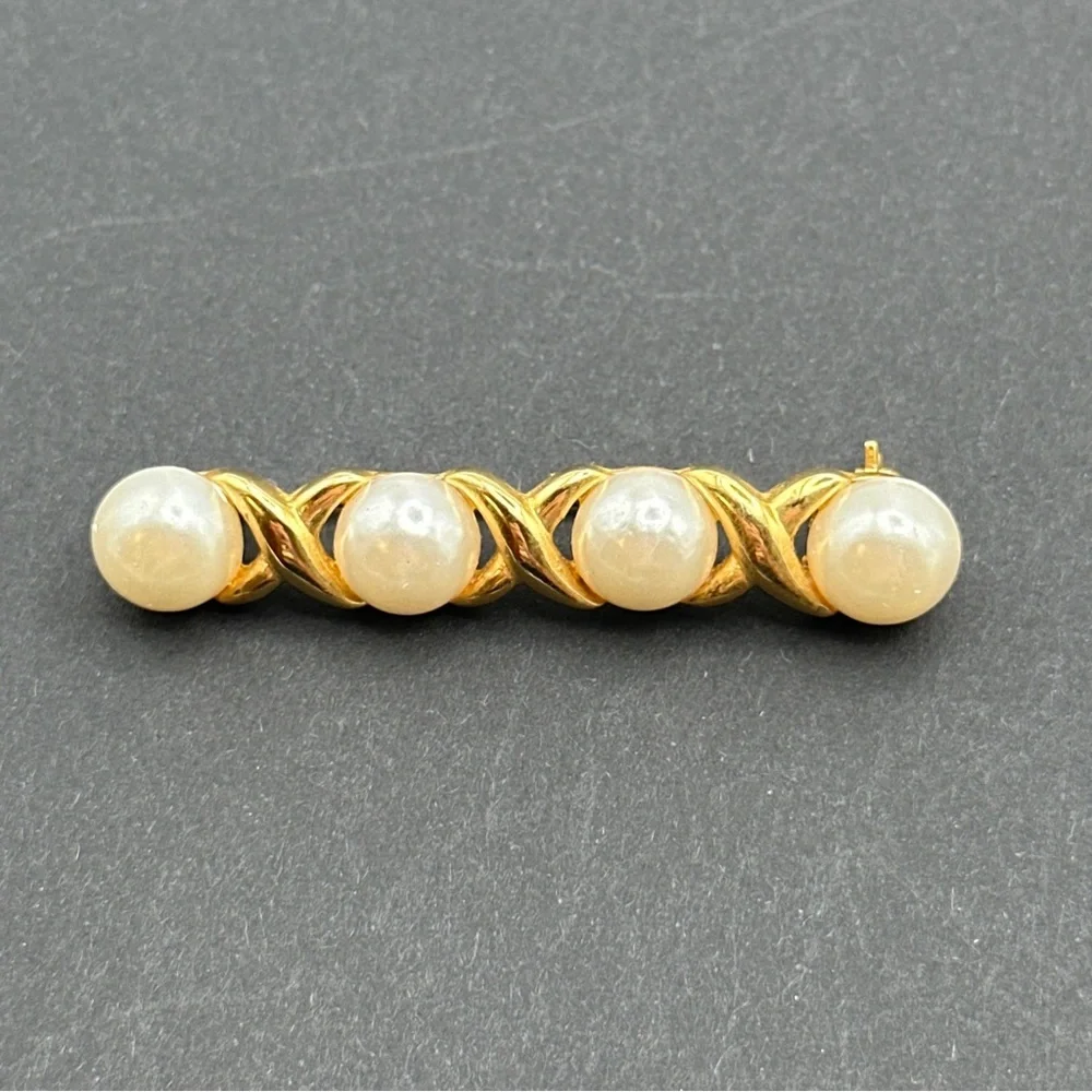 Vintage‎ AAI pearl brooch